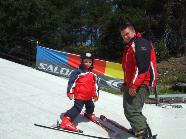  在我们干坡上为所有人提供滑雪课程 